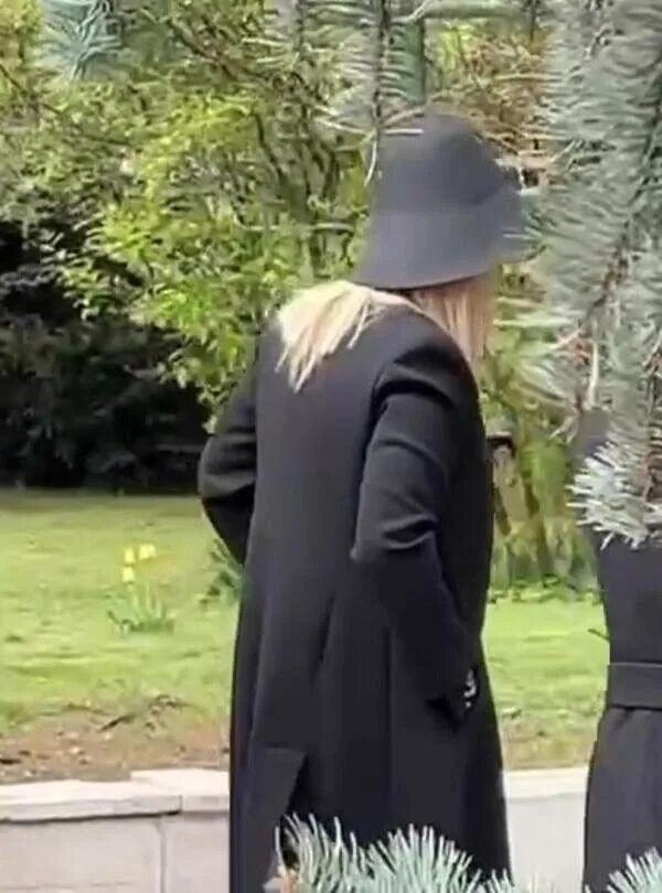 Трудовая жизнь не сгорбила. Новое черное пальто. Шляпа Пугачевой на похоронах.