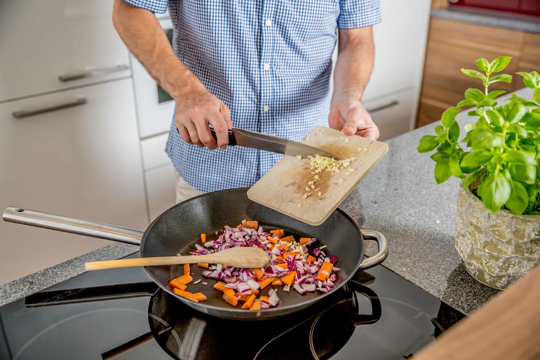 Fry cook. Еда в сковороде. Сковородка. Сковорода с продуктами. Сковородки на кухне.