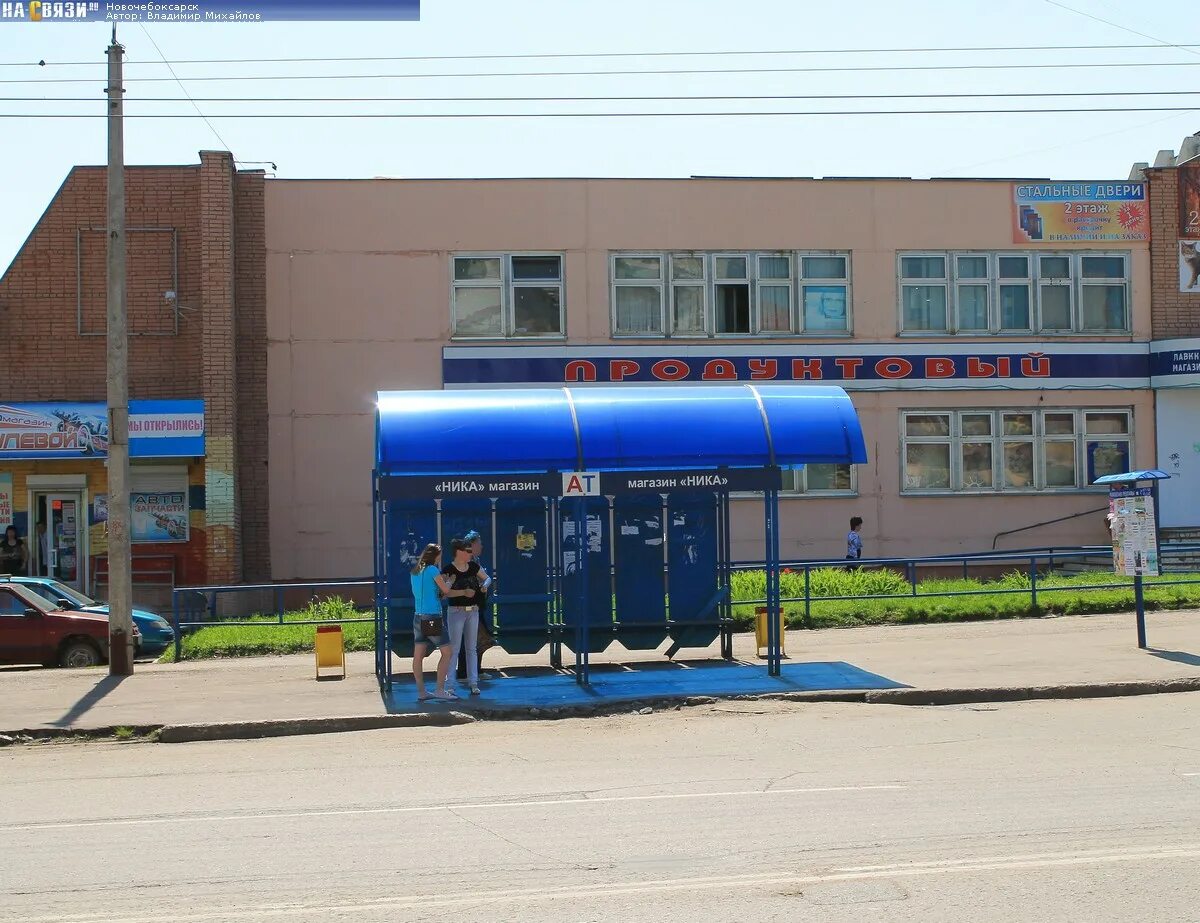 Остановка фабричная. Винокурова 117 Новочебоксарск. Остановка с магазином.
