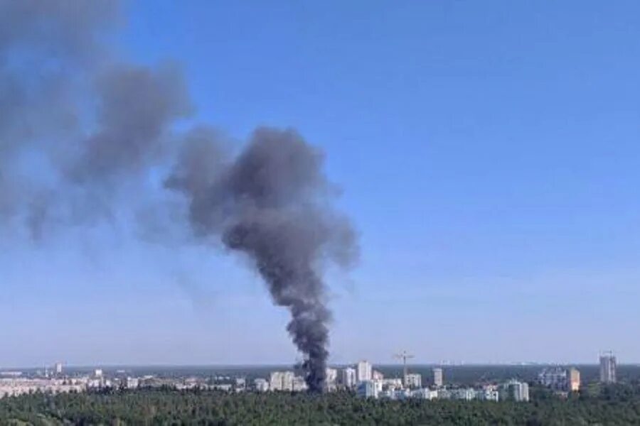 Дым над Киевом. Киев в дыму. Промышленный черный дым Украина. Столб дыма от пожара.
