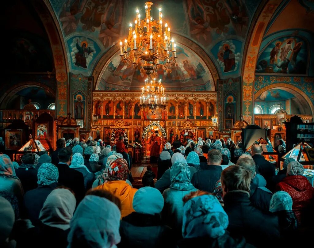 Подростки в церкви. Православные прихожане. Василий верещагин осада троице-сергиевой лавры. Таинство причащения в православии. Храм иоанна богослова в ликино дулево внутри.