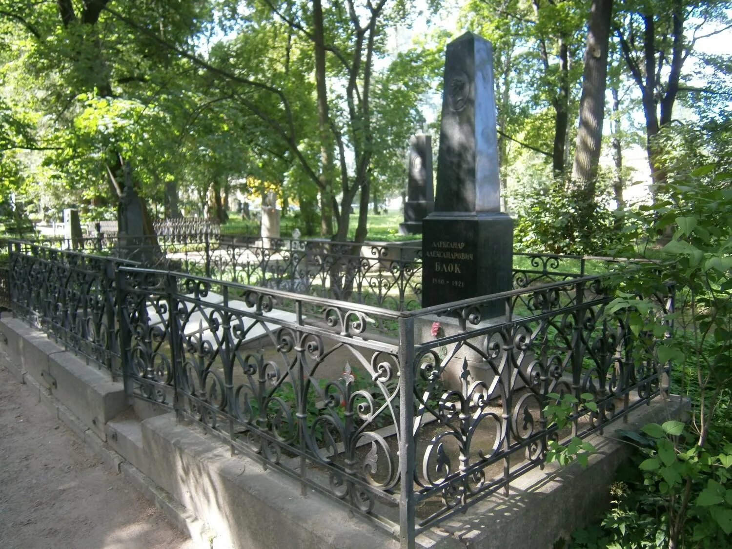 Смоленское кладбище блок могила. Литераторские мостки блок. Могила блока на Смоленском кладбище в Санкт-Петербурге.