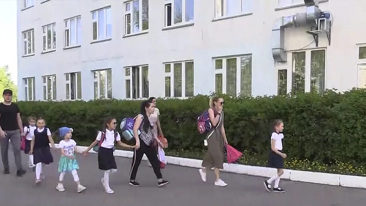 Ни в чем не повинные дети": в гимназии № 175 Казани почтили память жертв нападен