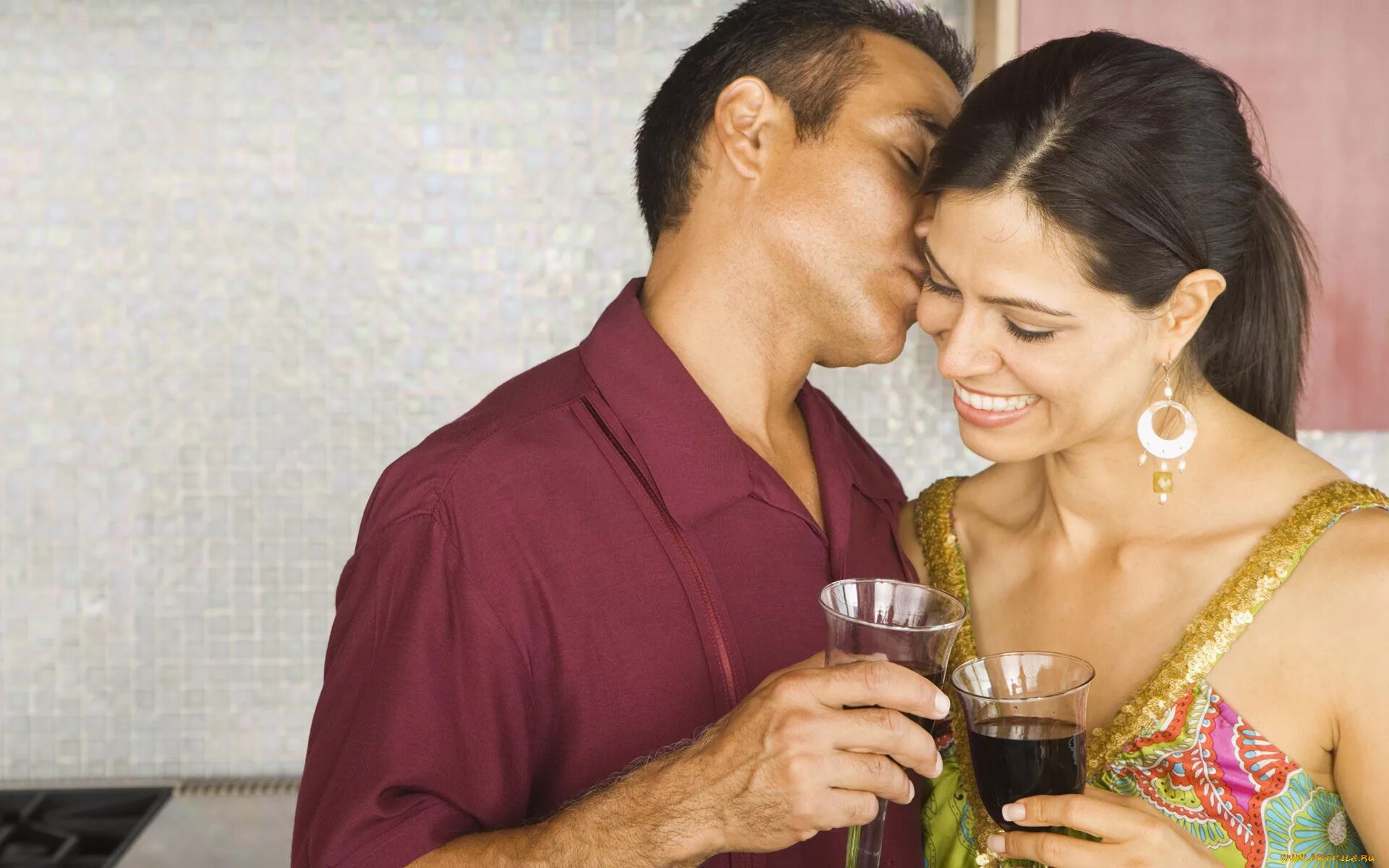 Женщина принимает на дому. Мужчина и женщина пьют. Мужчина и женщина выпивают. Пара мужчина и женщина. Мужчина и женщина картинки.