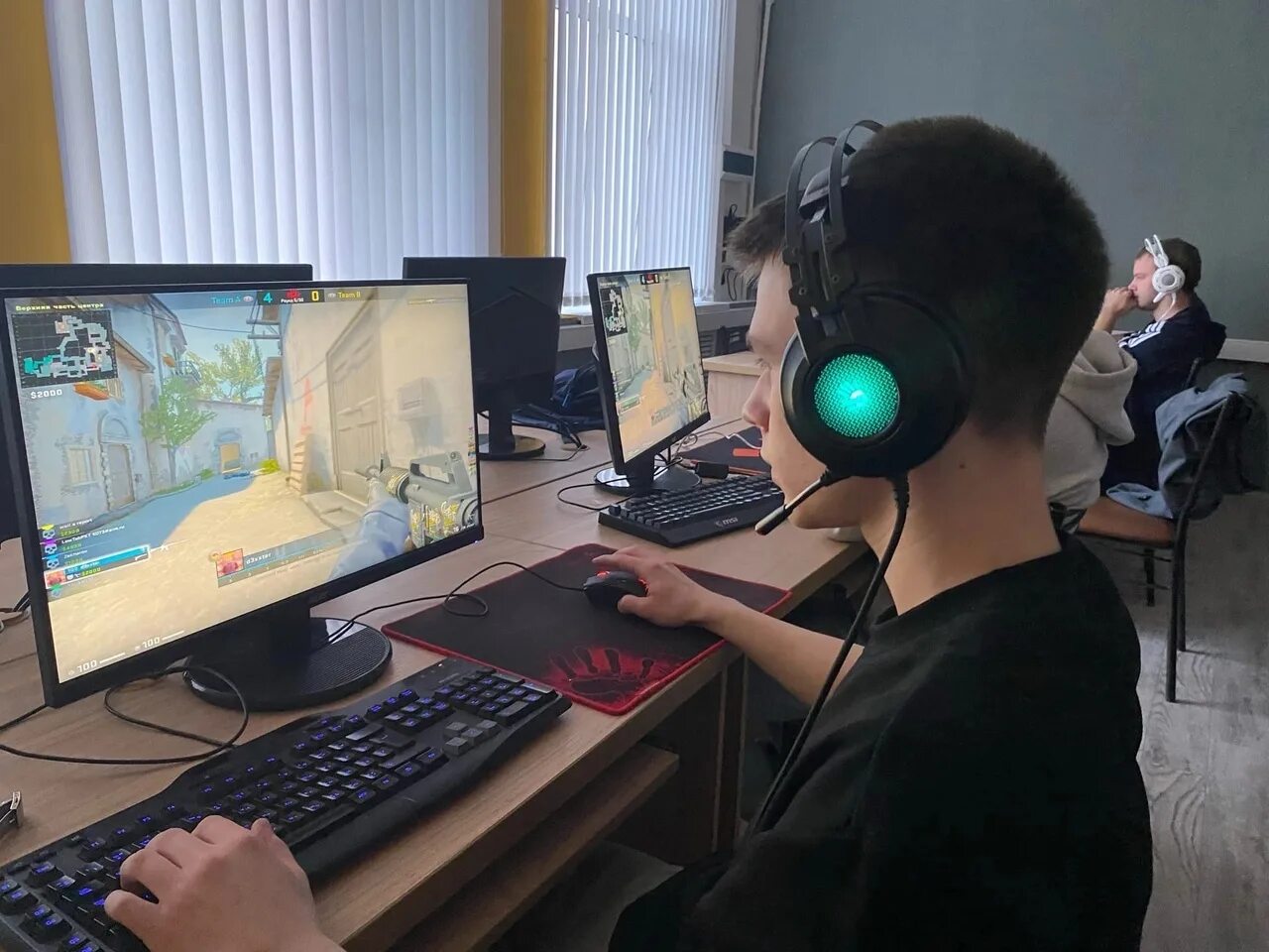 кибер арена кс 1. геймеры кс. про игроки на лане. киберспорт кс го. геймеры кс.