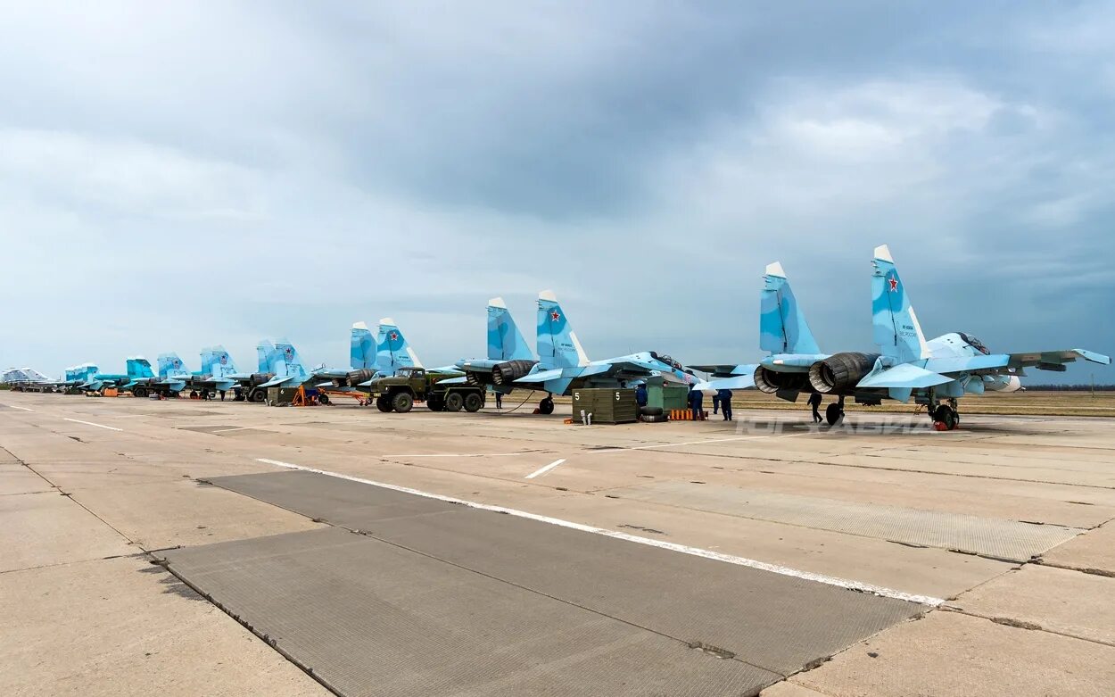 Ростовский аэродром морозовск. Су 34 на аэродроме. Ростовский аэродром морозовск. Летная форма вкс. Аэродром морозовск ростовская область.
