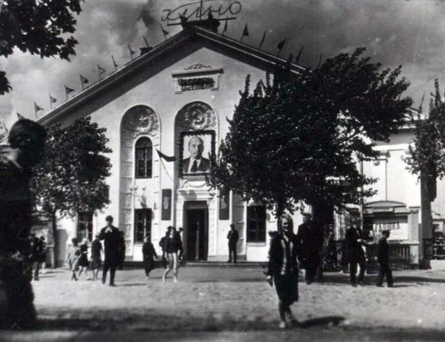 Здание кинотеатра новозыбков. Парк новозыбков. Площадь города новозыбкова. Парк новозыбков. Кинотеатр октябрь майкоп.
