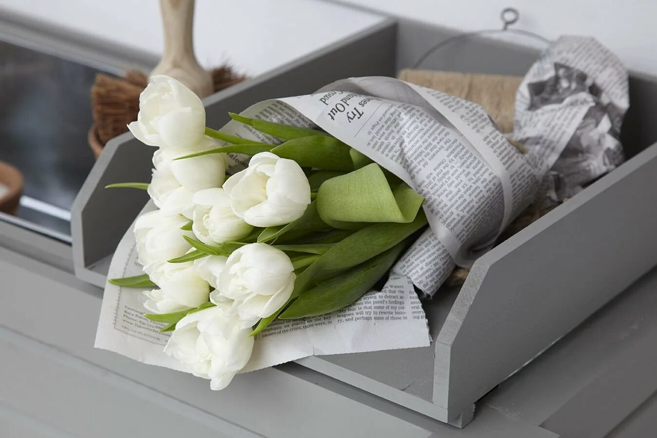 Во что упаковывают цветы. Упаковка тюльпанов. Тюльпаны в красивой упаковке. Завернуть цветы в бумагу. Белые тюльпаны.