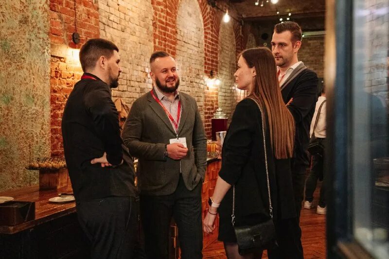 приветствие в отеле. друзья в гостях. обслуживание в кафе. гости входящих. приглашаю в гости.