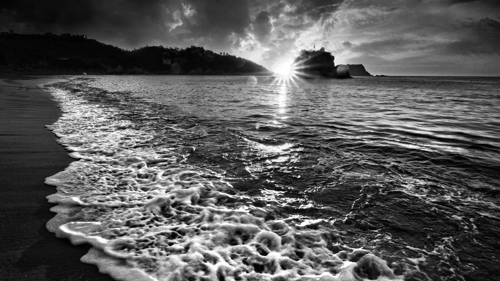 Вариант 15 море. Море черно белое. море, волны. черно белый океан. волны черно белые.