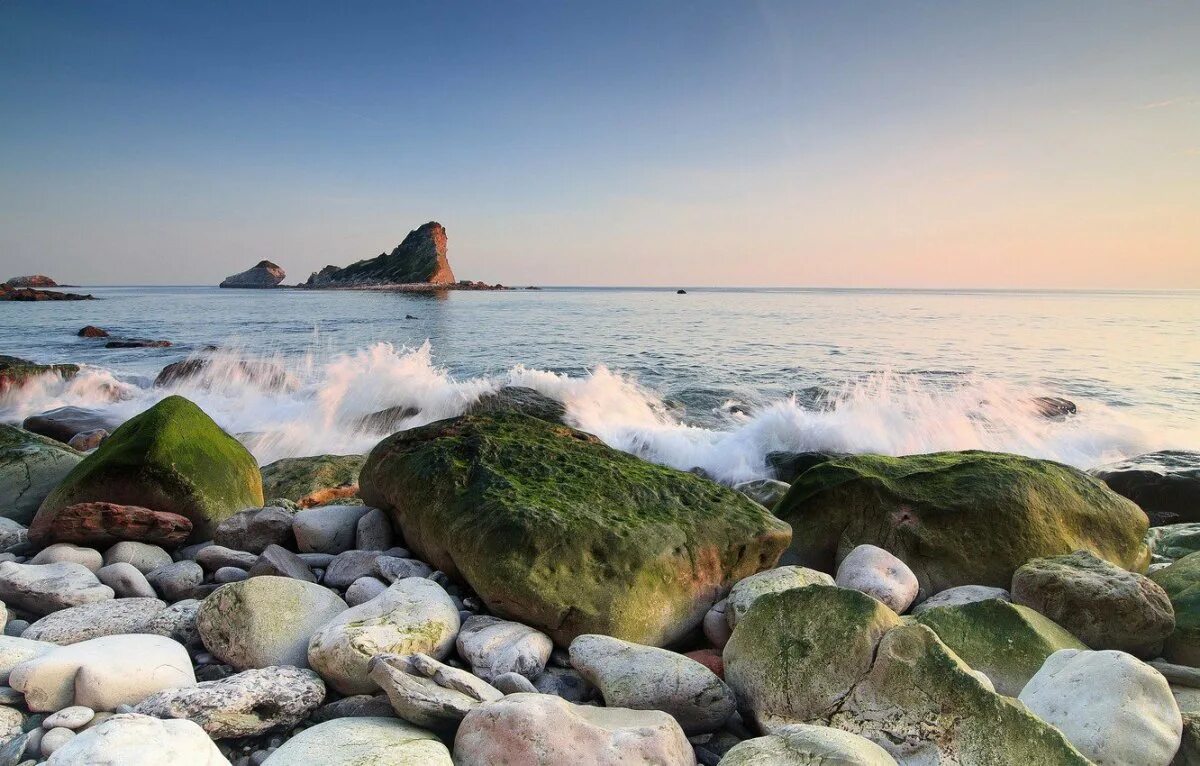 Каменистый берег моря. Камни на берегу моря. Море камни. Валуны на берегу моря. На морском берегу ответы