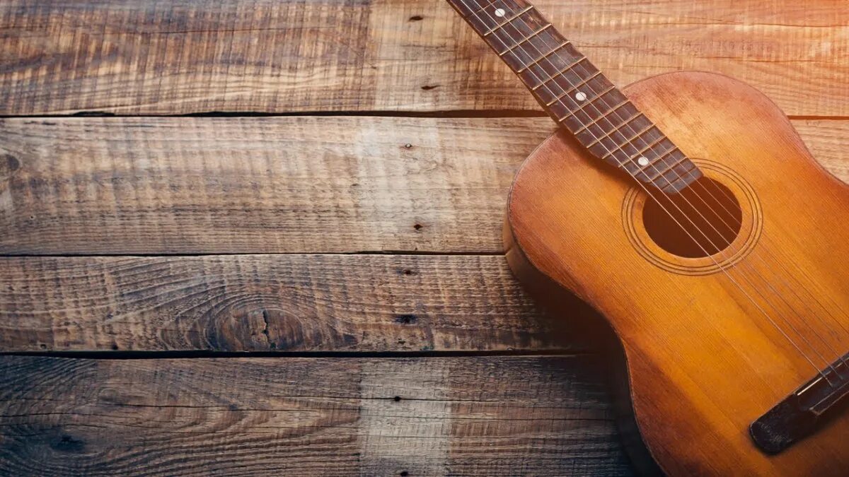 Акустическая гитара деревянная. Гитара на деревянном фоне. Гитара акустика деревянная. Гитара фон.