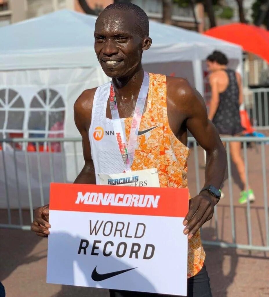 Рекорд 1 км бег мужчины. Joshua Cheptegei. Джошуа Чептегеи (Уганда). Joshua Cheptegei 5км Монако мировой рекорд август. Джошуа Чептегай бег.