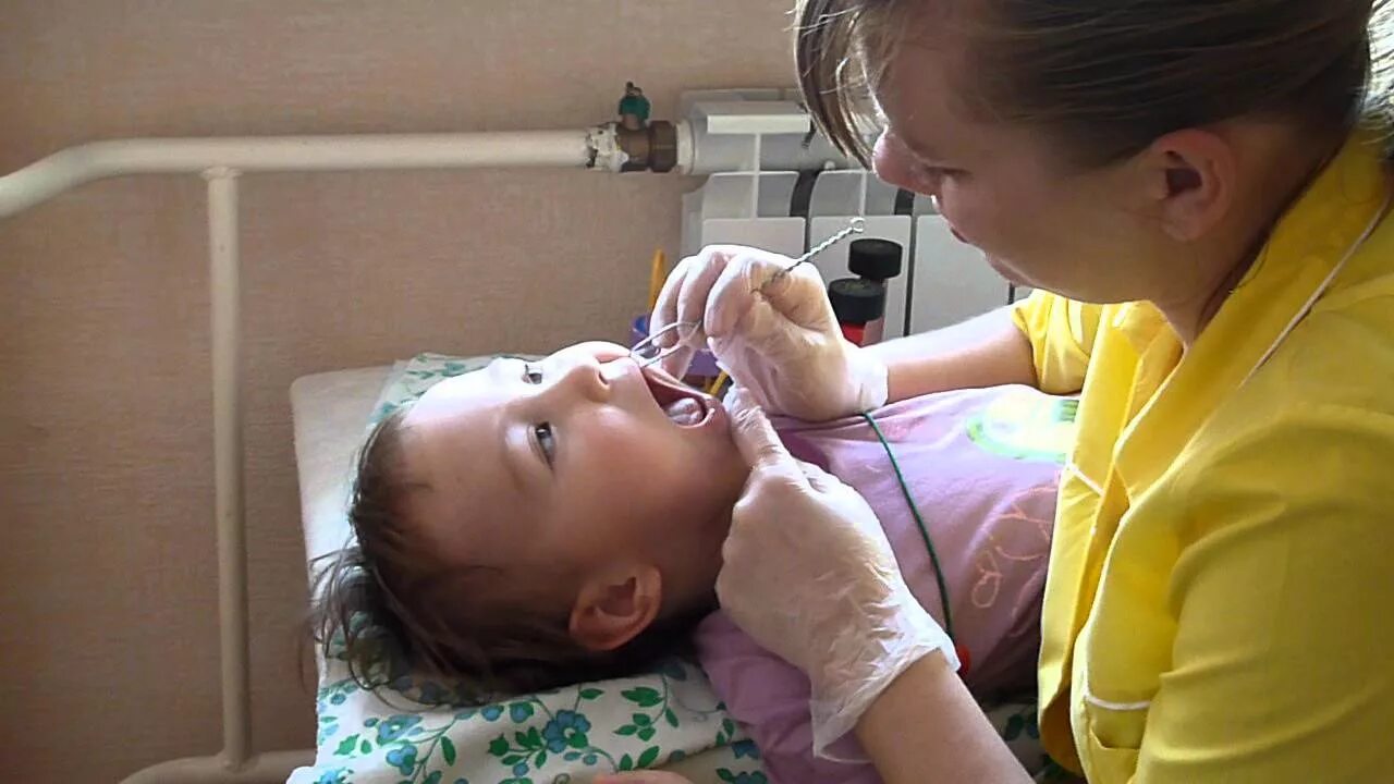 Зондовый логопедический массаж. Зондовый логопедический массаж при дизартрии. Зондовый массаж языка. Массаж языка детям с дцп. Видео массажа языка.