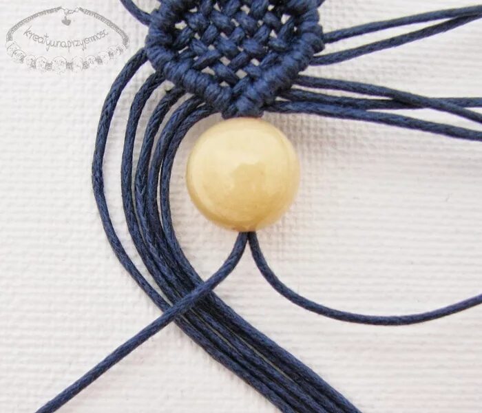 Колье из вощеного шнура. Браслет плетеный макраме с бусинами. Бусы макраме. Макраме украшения. Макраме с бусинами.