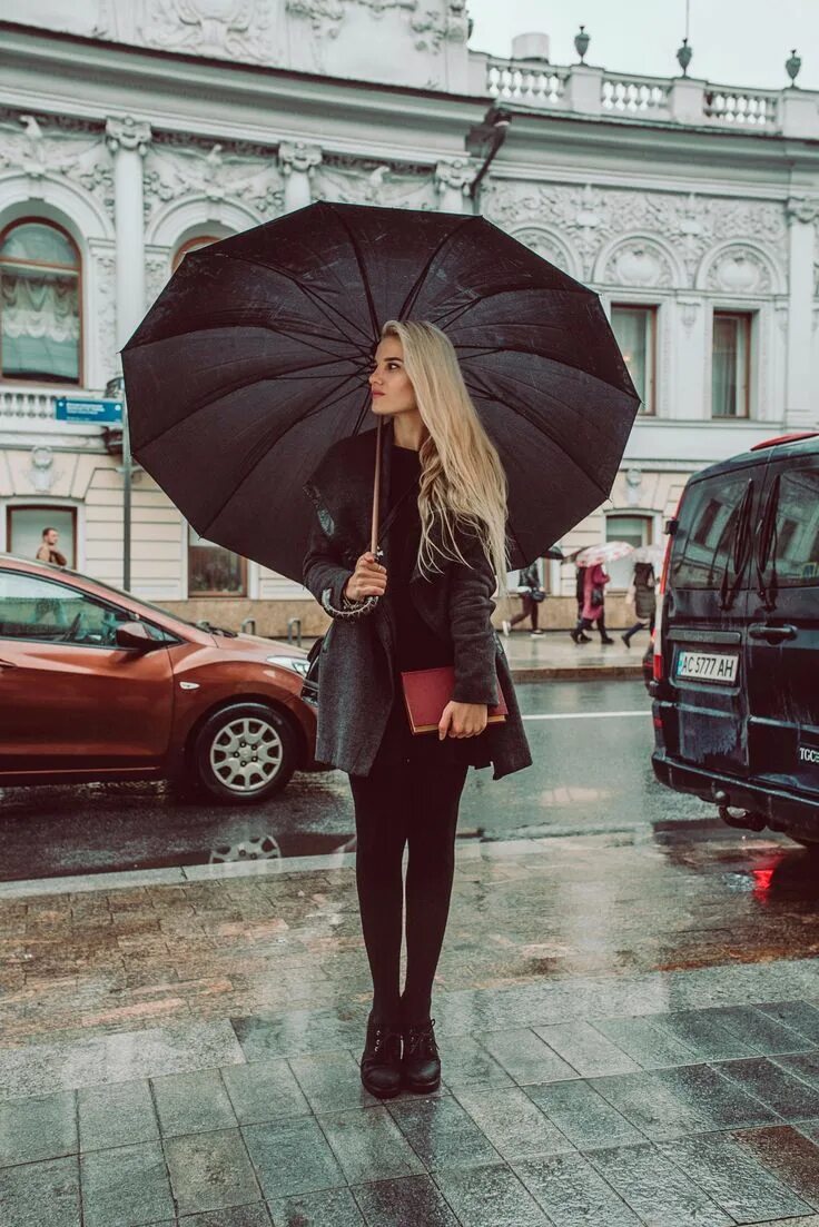 Идеи для фотографий в городе. Девушка с зонтом. Фотосет с зонтом. Фотосессия с зонтиком. Фотосессия в дождь.