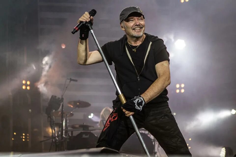 Vasko певец. Васко росси концерт. Vasco rossi в молодости. Васко росси. Vasco техника.