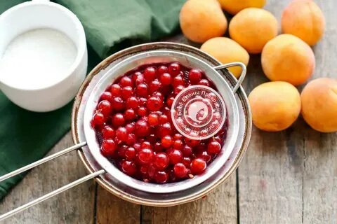 Компот из абрикос и красной смородины