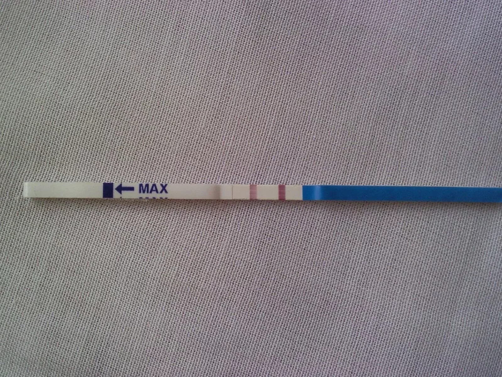 Полоски на тесте на беременность дпо. Тест на беременность положительный слабая полоска. Положительный тест на беременность бб тест. Тест на беременность 2 штуки. Тест на беременность 2 10.