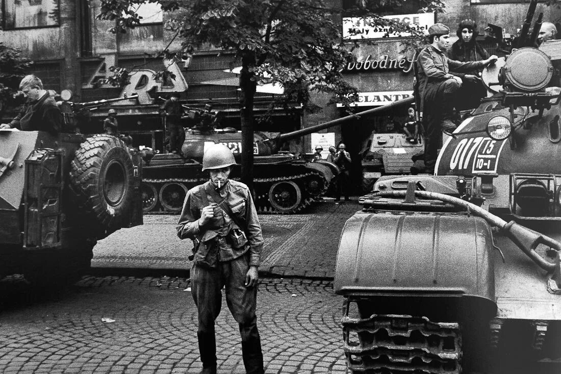 Развитие чехословакии. Прага август 1968. Советские войска в Праге 1968. Операция Дунай Прага 1968. Операция Дунай Чехословакия 1968.