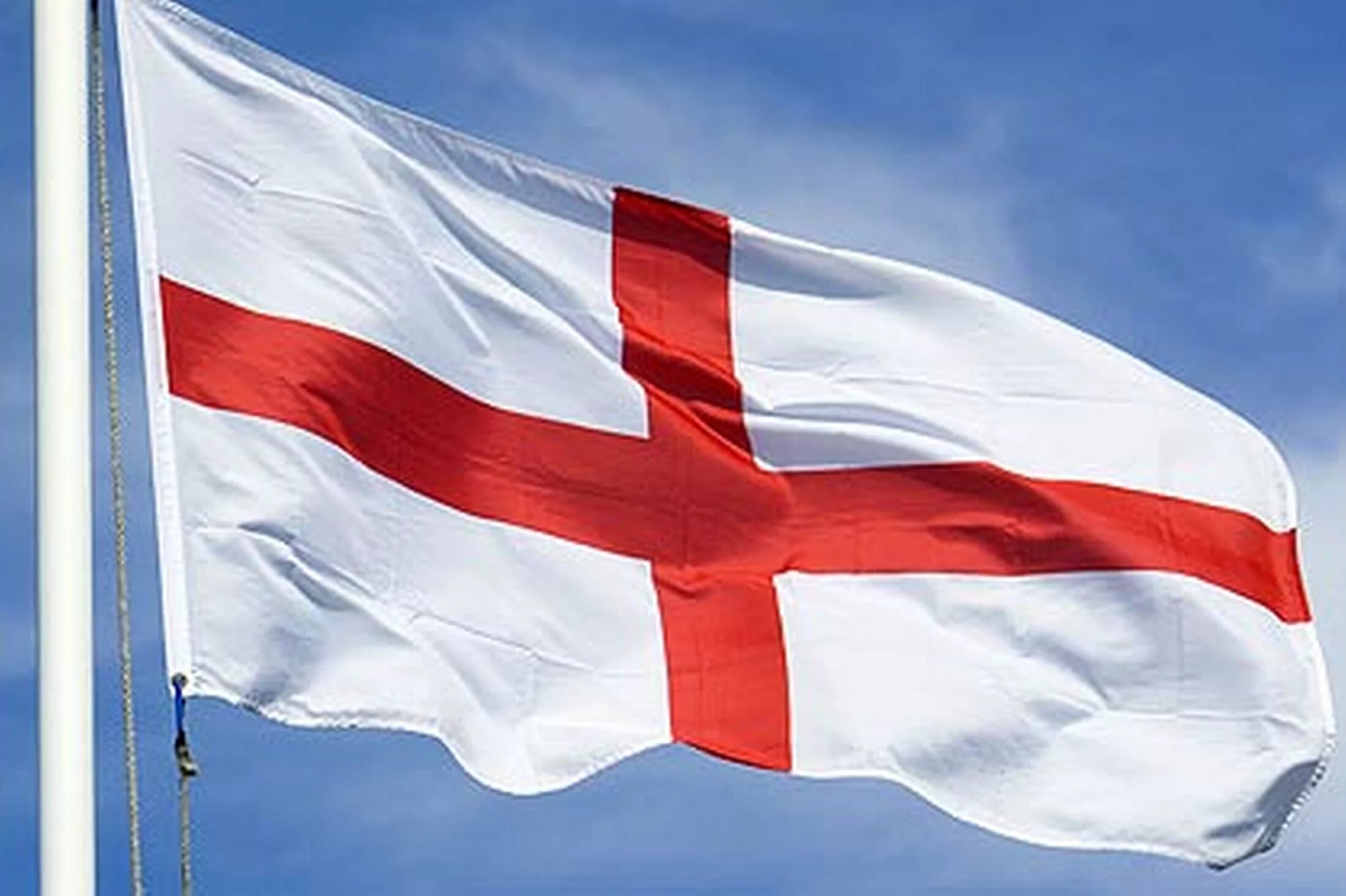 Флаг Англии. Флаг св Георгия Англия. Флаг Англии красный крест. Флаг Святого Георга. Почему в британии приспущены флаги