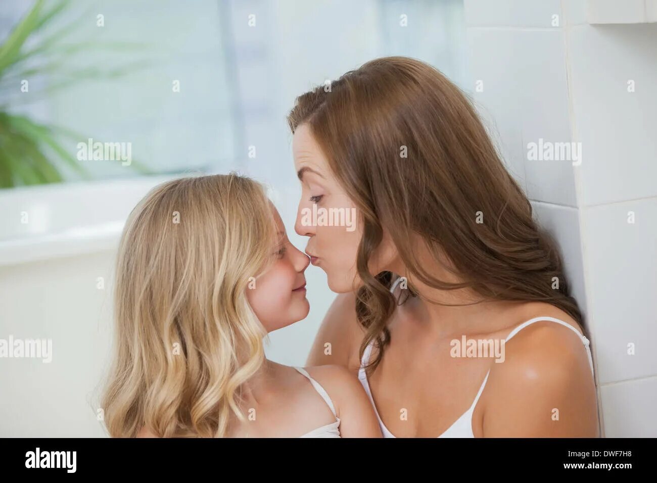 Daughters friend lesbian. Daughters friend lesbian. Девочка с мамой лезбиянки. Дом лесянок. Фотосессия мама и дочь лизбиянка.