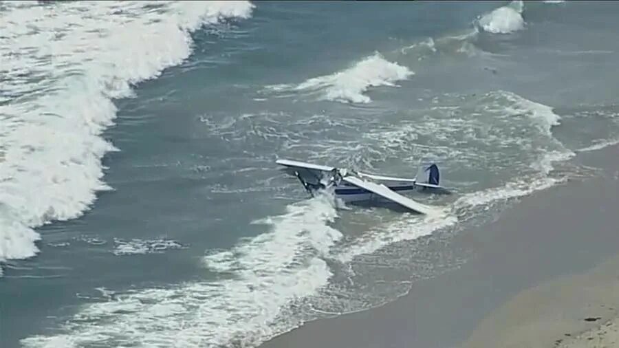 Самолет падает в воду. Самолет Водный. Самолет упал в океан. Самолеты упавшие в океане. Самолет на воде.