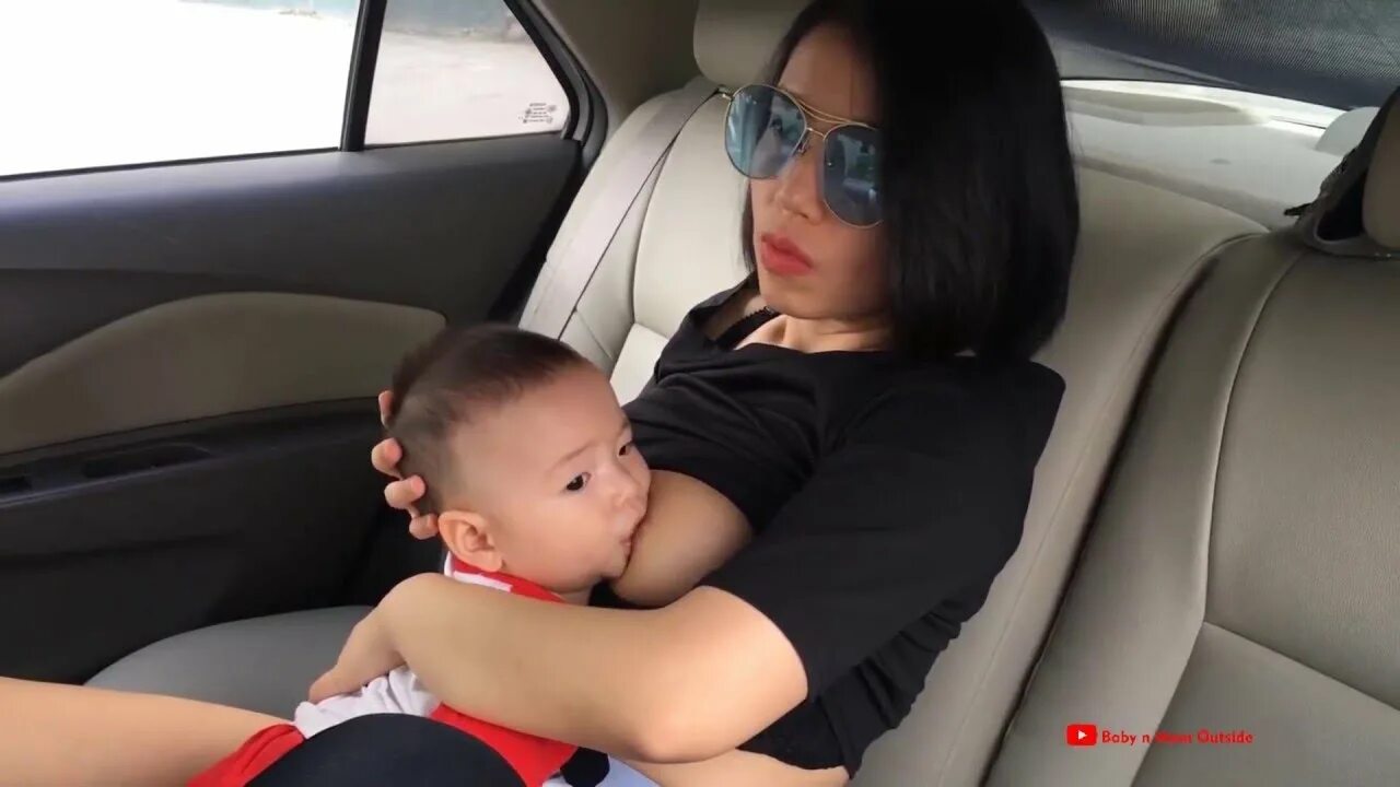 Breastfeeding Хейрил Феррари. Breastfeeding in the car. Breastfeeding VLOG Baby. Hariel Ferrari Breastfeeding. Ibu main