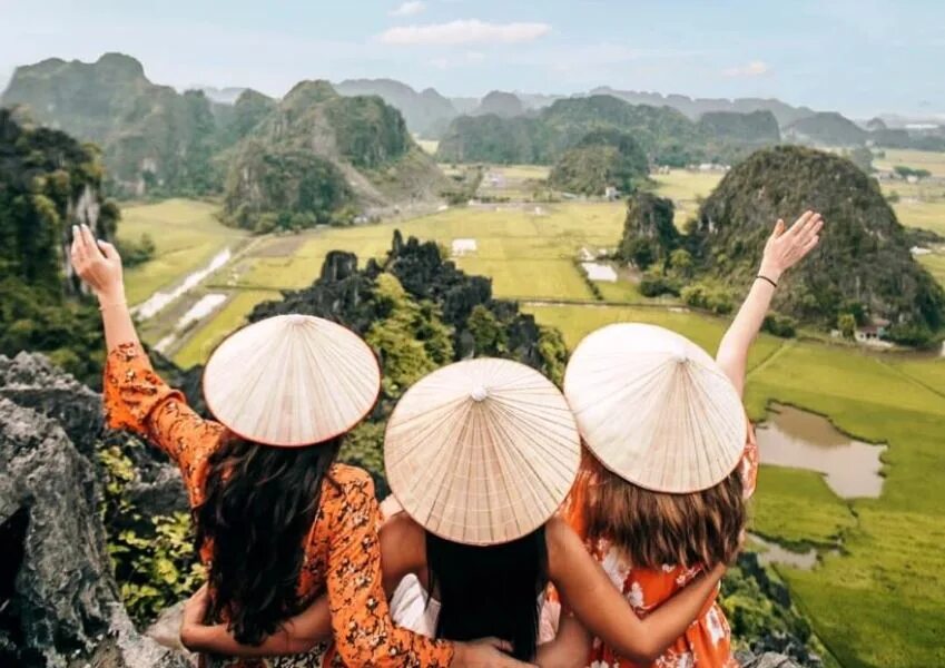 Бухта халонг. Вьетнам halong bay. Вьетнам путешествие. Тур во вьетнам из москвы. Вьетнам надпись.