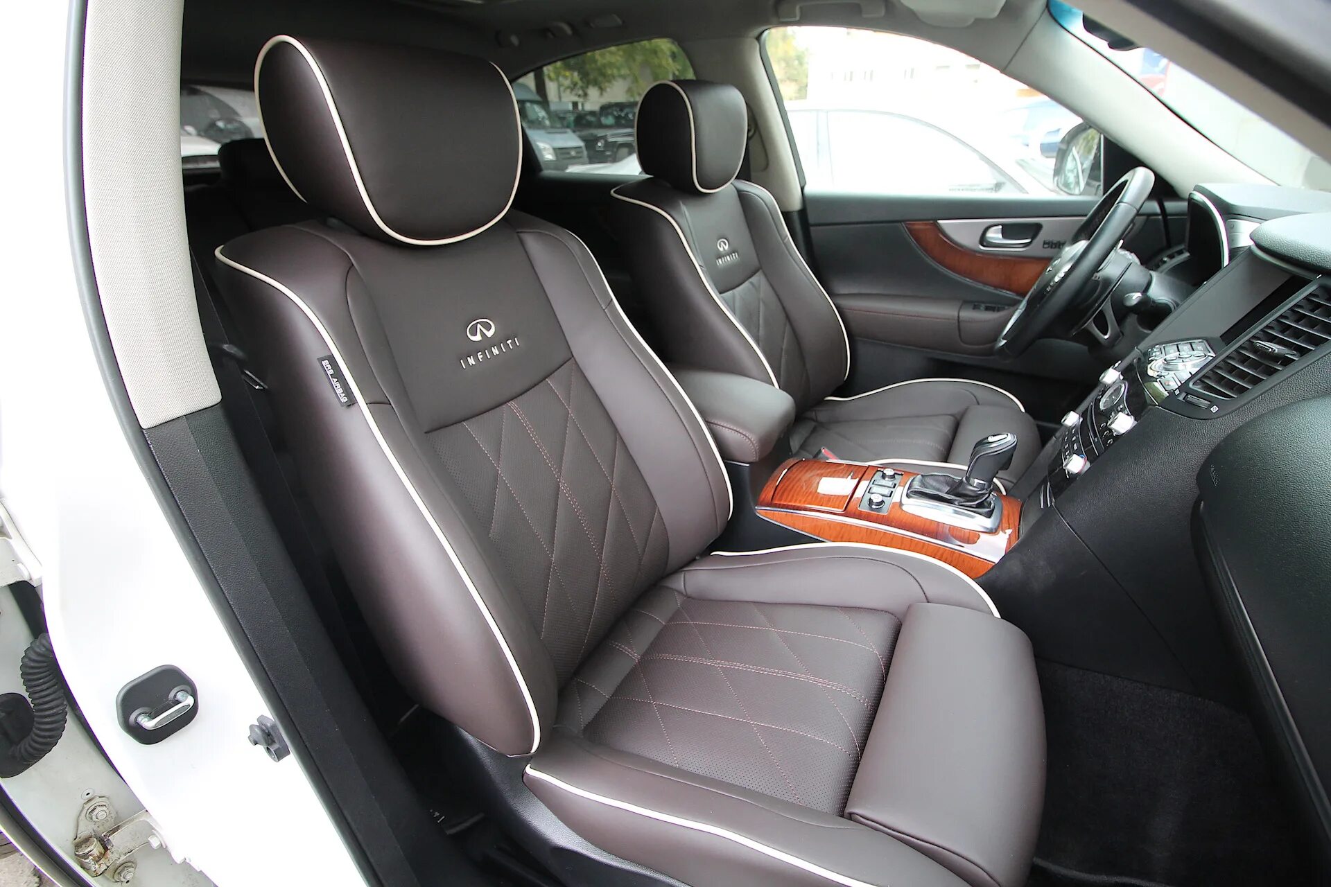 Сидения qx70 infiniti sport. Сиденья инфинити фх35. Передние сидения инфинити. Сиденье инфинити fx35. Сиденье инфинити fx35.
