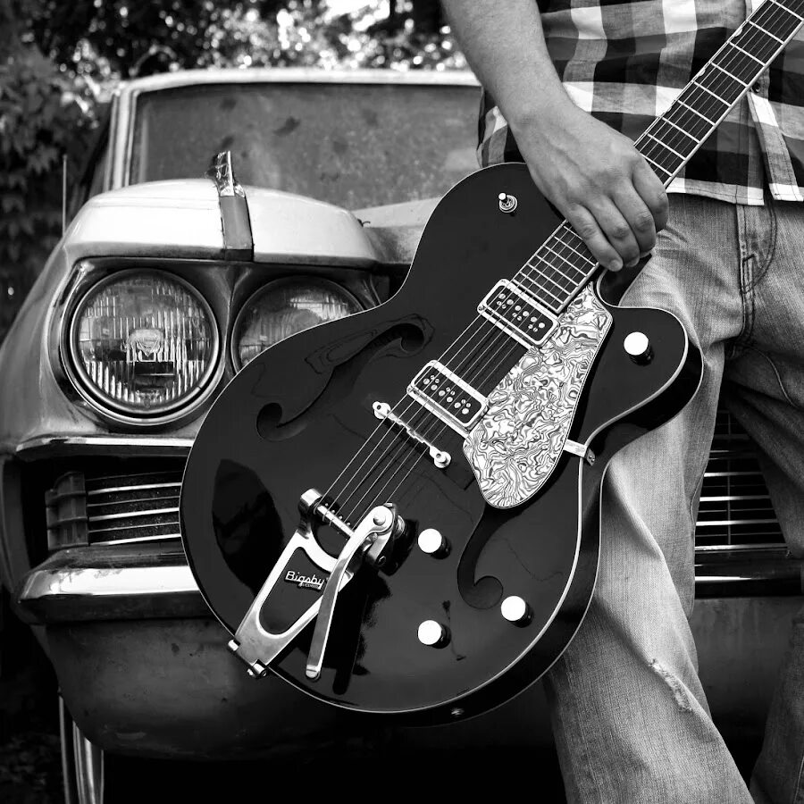 Музыка блюз рок и ролл. 13 апреля день рок н ролла. рок гитарист. блюз рок. фотосессия с гитарой мужчины.