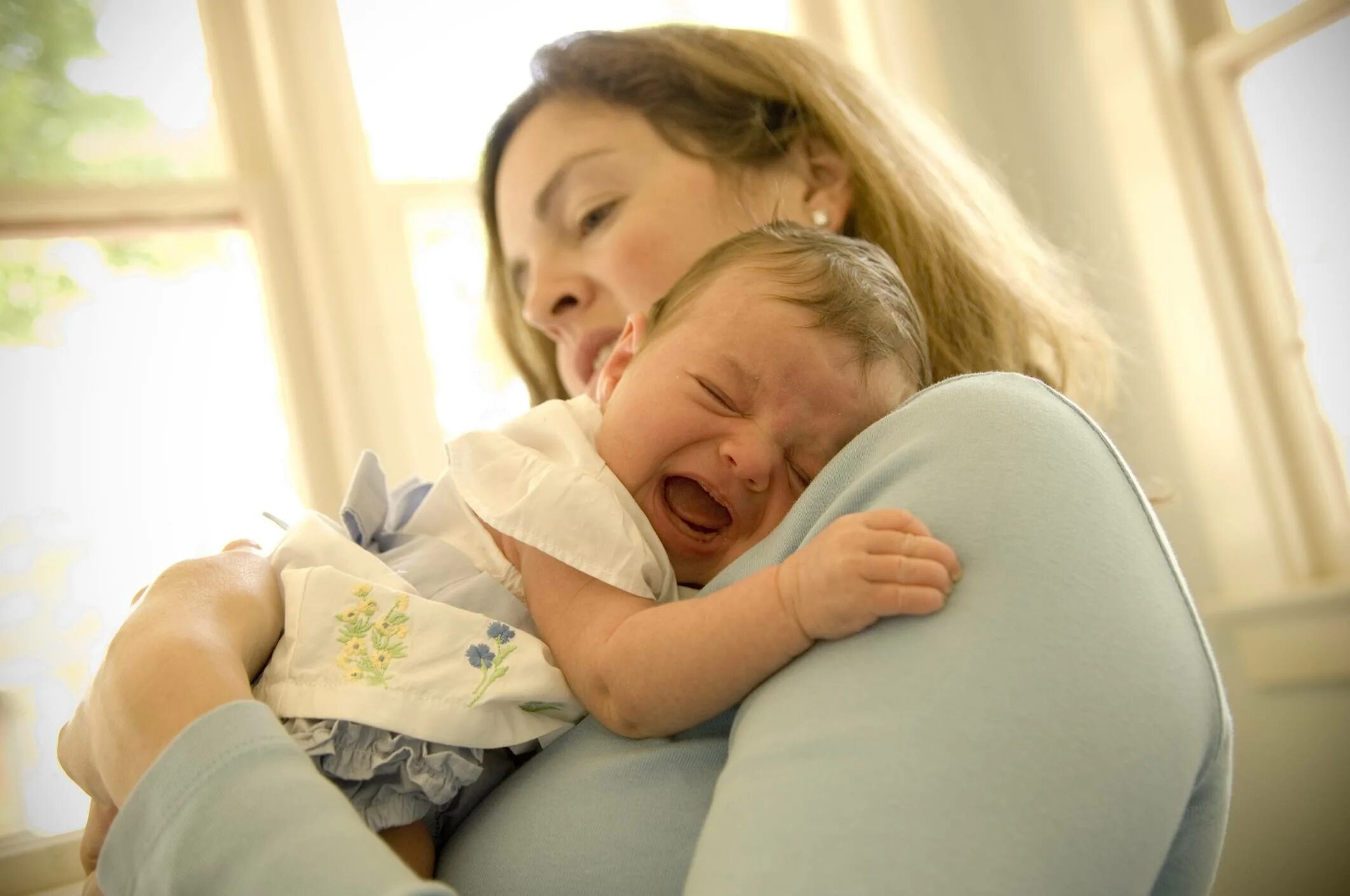 Почему маленькие дети любят. Мама и новорожденный. Мать с ребёнком на руках. Мама с плачущим ребенком. Мать успокаивает ребенка.