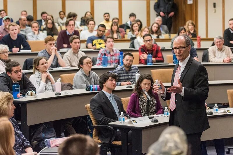 Подростки учеба. Студенты языковых курсов. Mike at the university. Mike at the university. Учеба в австралии.
