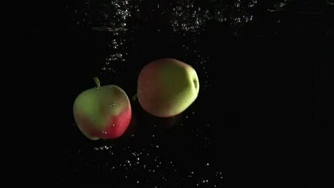 Яблоня падают яблоки