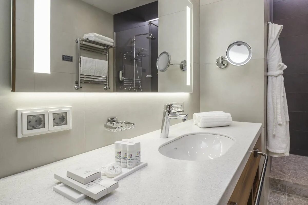 Розетка возле умывальника. Розетки над раковиной в ванне. Современные розетки для ванной. Розетка в ванную. Розетки над раковиной в ванной.