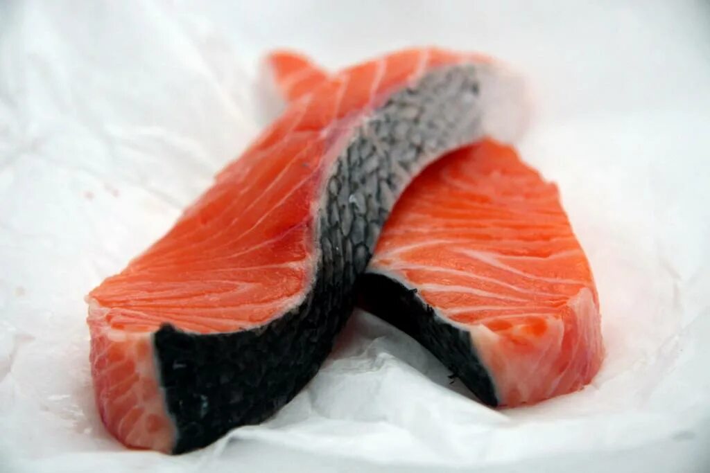 Чавыча холодного копчения. Нерка описание рыбы. Горбуша на льду. Нерка мясо. Нерка мясо.