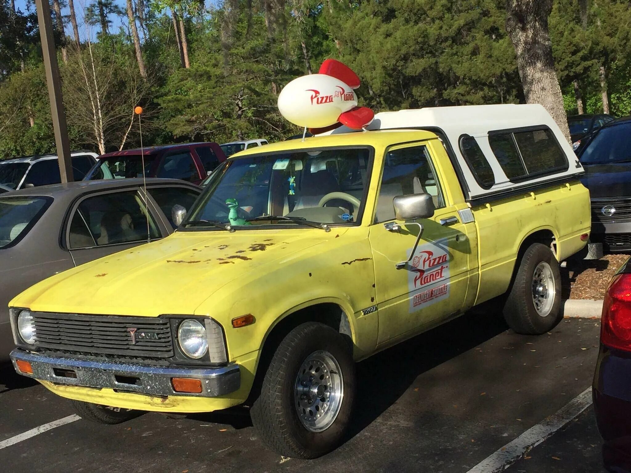 Pizza planet truck. Hot wheels планета пицца. Грузовик планета пицца pixar. Машина планета пицца. Тачки тодд планета пицца.