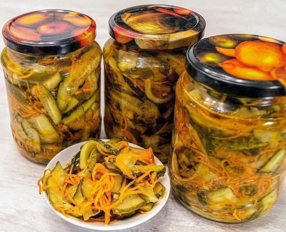 Овощи по-корейски на зиму. Огурчики по корейски на зиму. Огурцы по-корейски на зиму с морковью с приправой для корейской. Огурцы по-корейски на зиму с морковью с приправой. Огурцы по корейски на зиму стерилизация.