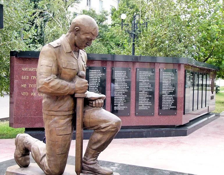Памятник дагестан расула гамзатова. Памятник белые журавли в гунибе. Улица расула гамзатова в махачкале. Мемориал белые журавли дагестан. Памятник гамзатову в махачкале.
