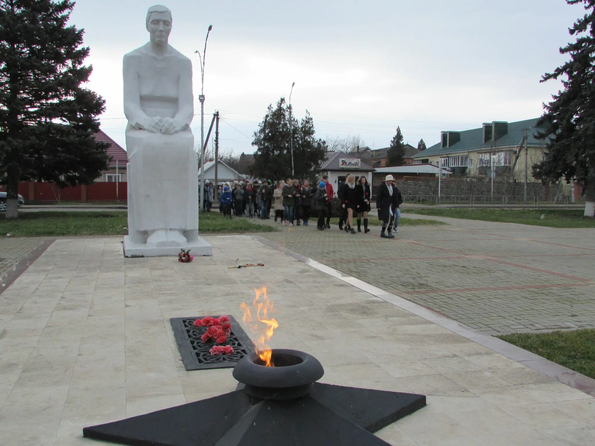 Вечный огонь Динская. Вечный огонь мемориал Динская. Мемориал станица Динская. Мемориалы Динского района.