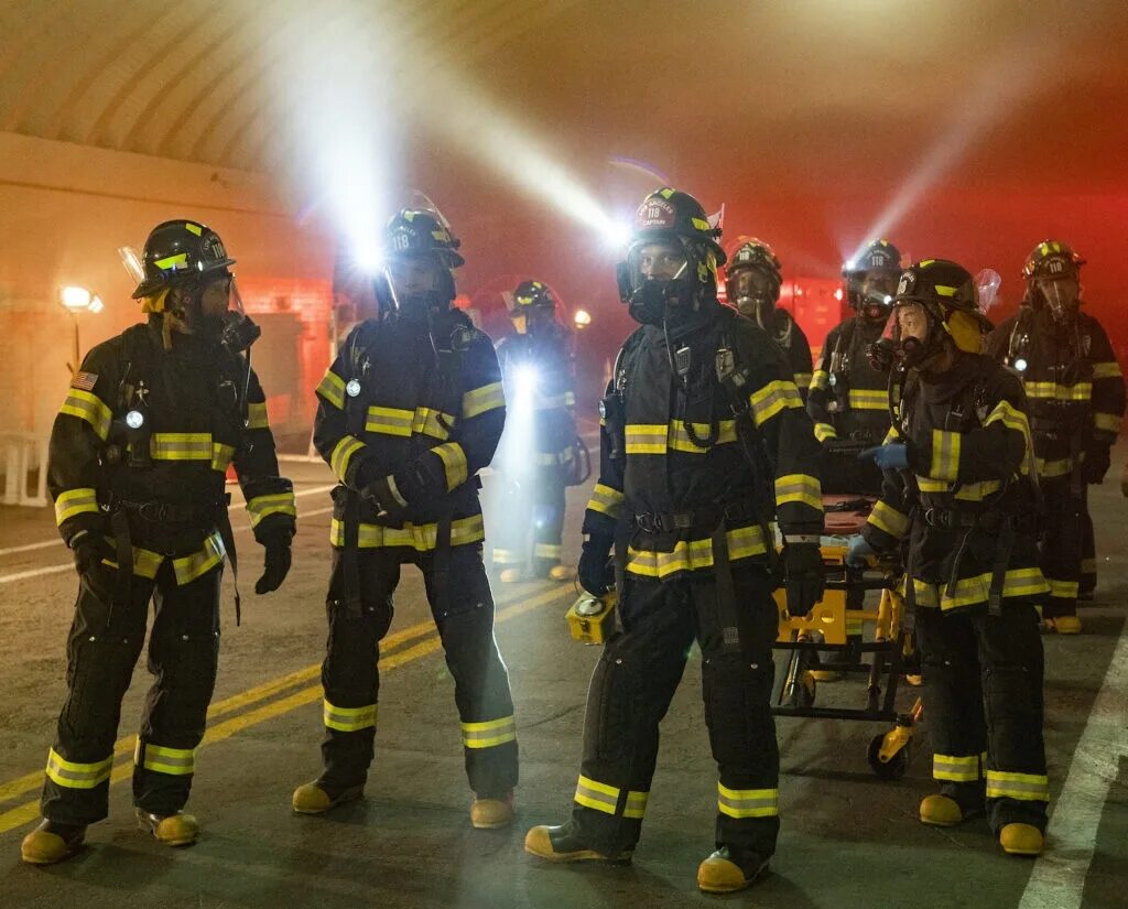 Райан гузман 911 служба спасения. 911 служба спасения сериал. 911 служба спасения сериал. См сериал 911 служба спасения. Сериал служба спасения 9 1 1.