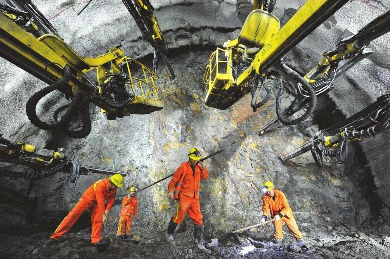 Рабочие прокладывают тоннель 500 3 10. Drilling and Blasting. Tunnel Construction Drill and Blast method. Метод Blast. Drill and Blast tunneling.