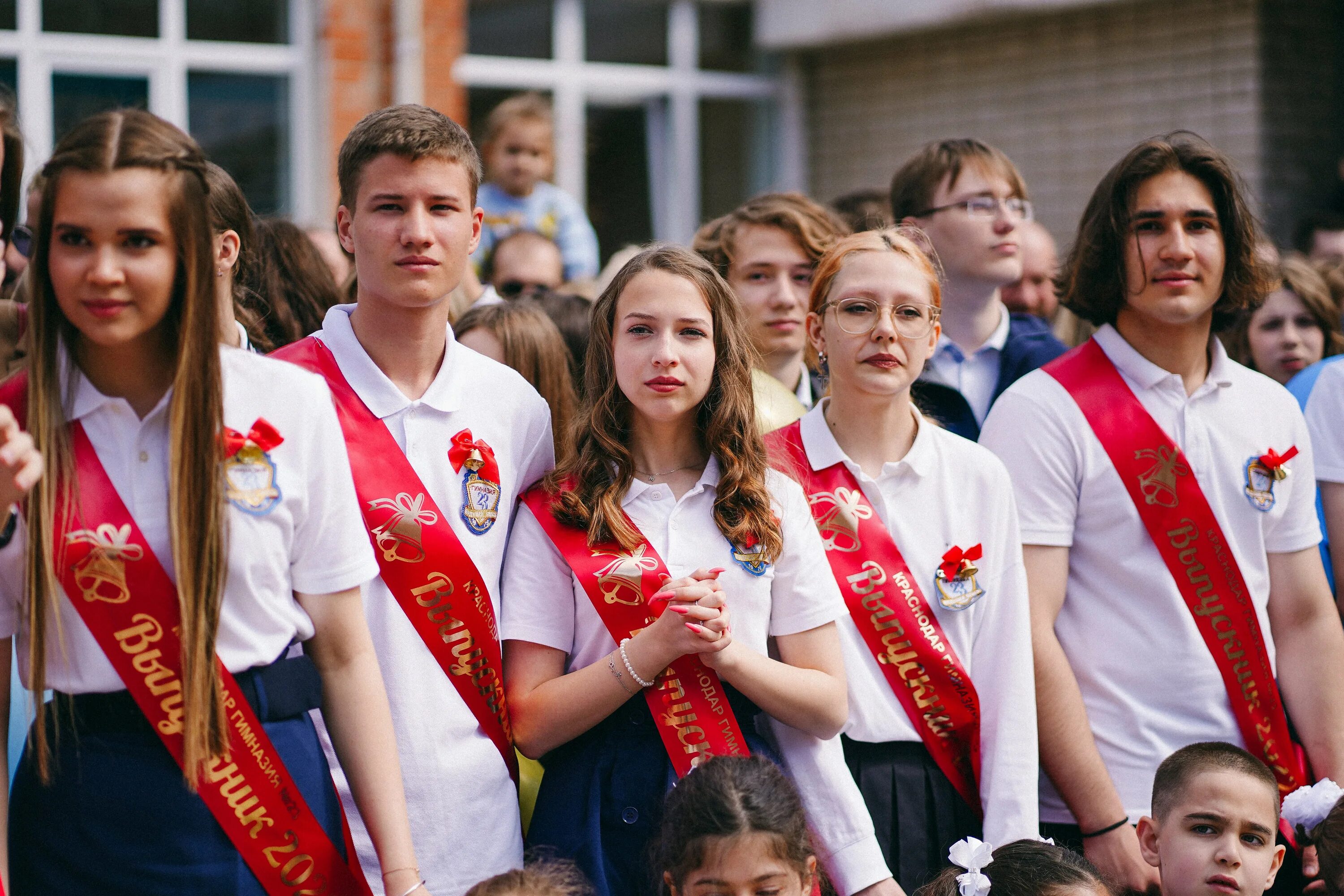 Выпускной последний звонок. Последний звонок выпускники. Выпускной класс. Ученики на выпускном.