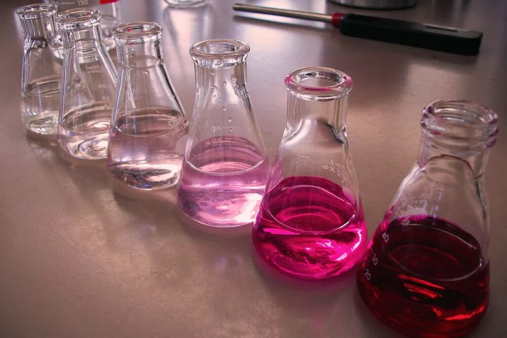 Раствор кислоты в дистиллированной воде. Колба с раствором. Красивая колба. Химия колбы. Розовая колба.