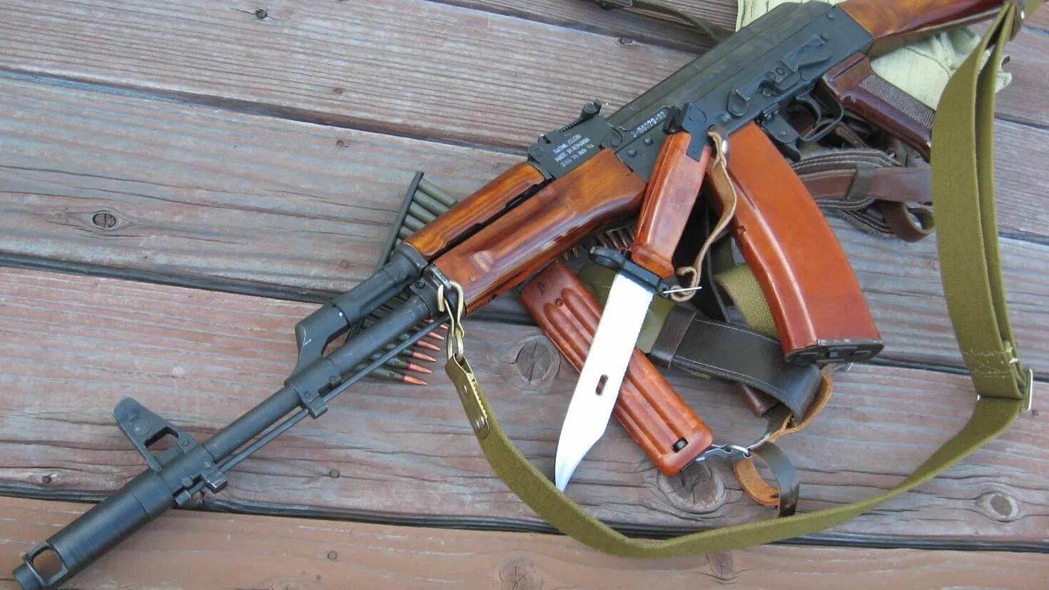 Акм фото. АКМ И АК 74. АКМС акс АКМ. Автомат Калашникова АКМС (6п4). AKM Assault Rifle.