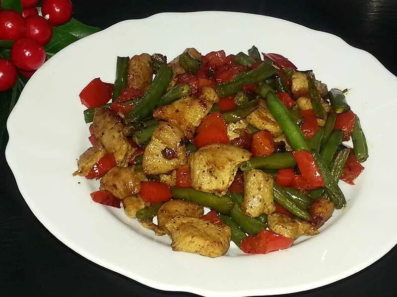 Мясо стручковой фасолью. Мясо со стручковой фасолью. свинина со стручковой фасолью на сковороде. мясо со стручковой фасолью и овощами. стручковая фасоль с мясом и овощами.