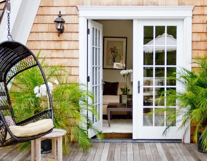 Французские окна. Дворик с окнами. Фреска окно в сад. Английский сад дворик с плющом. Окна двери в сад.