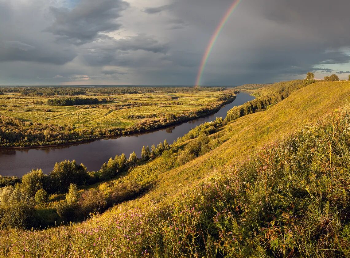 река клязьма прохладной лентой вьется.