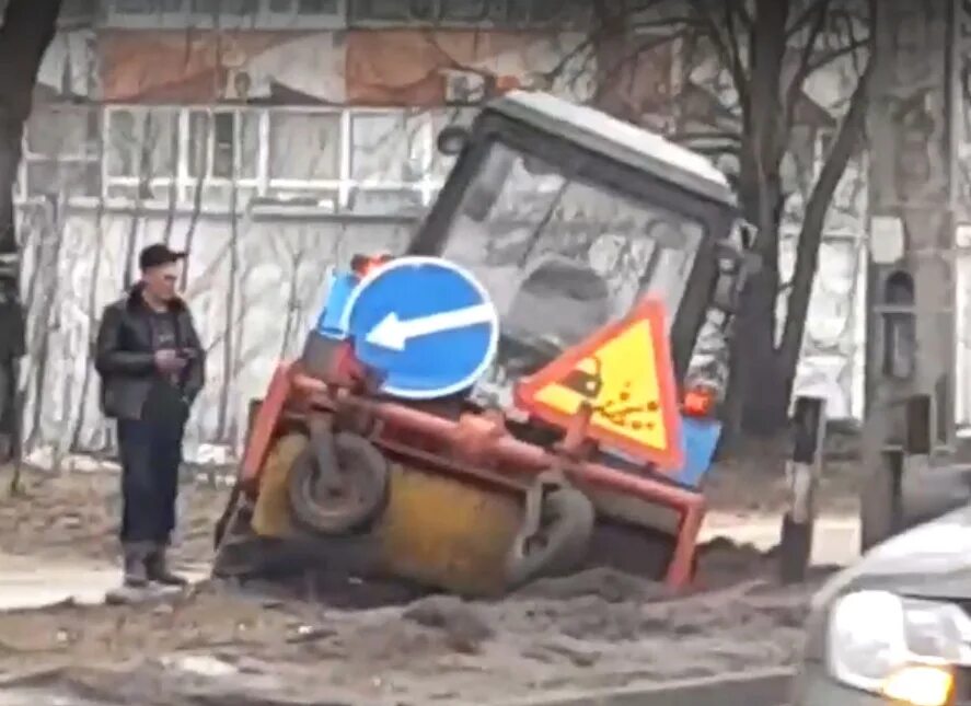 Чп 53 в великом новгороде сегодня. ЧП 53 В Великом Новгороде. Трактор на дороге. Уборка улиц. Трактор для уборки тротуаров.