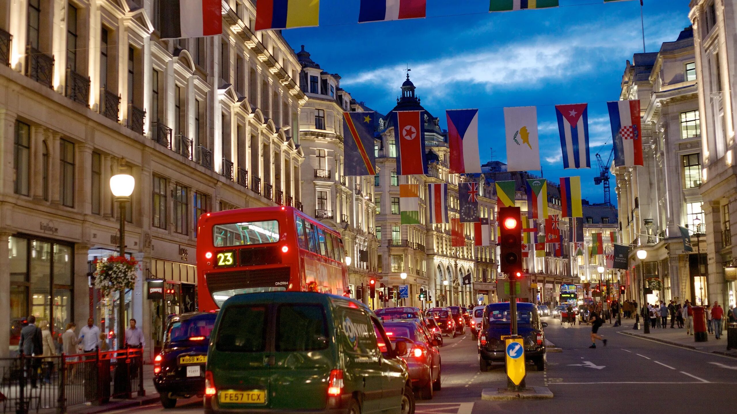 London&#039;s west end. The west end of london. район вест энд. west end in london. вест энд англия улица.